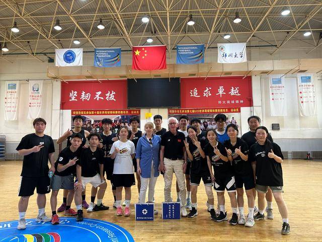 包含广岛三箭队凭借团队合作，成功摘得胜利果实的词条
