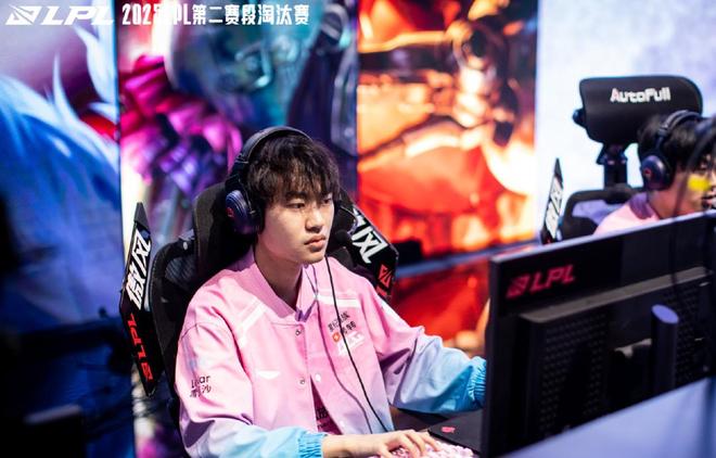 包含从MSI上hongQ爆火，浅谈LPL人才困境，何时走出“买买买”的泥潭的词条