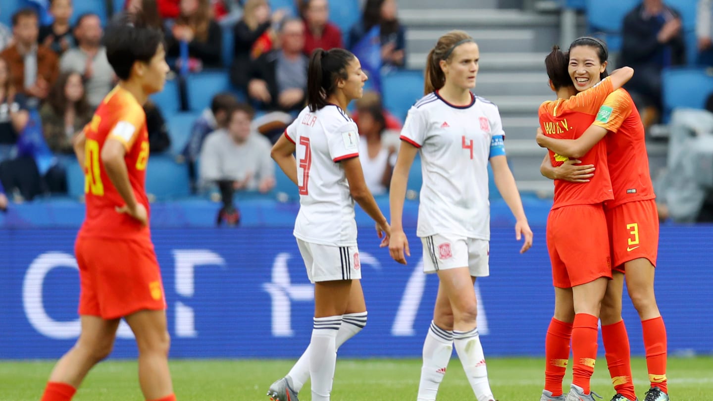 一场4-0令8万球迷嗨翻了天！韩国球星进球，阿根廷铁帅跪地抱头的简单介绍